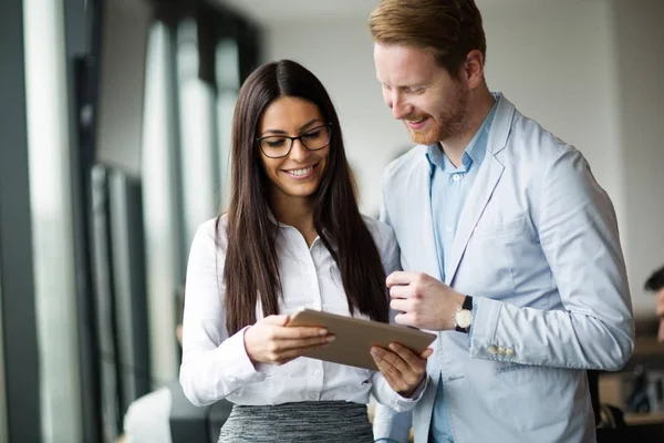 Attraktiv affärspartner använder surfplatta — Stockfoto