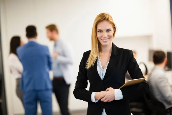 Señora de los negocios con aspecto positivo —  Fotos de Stock