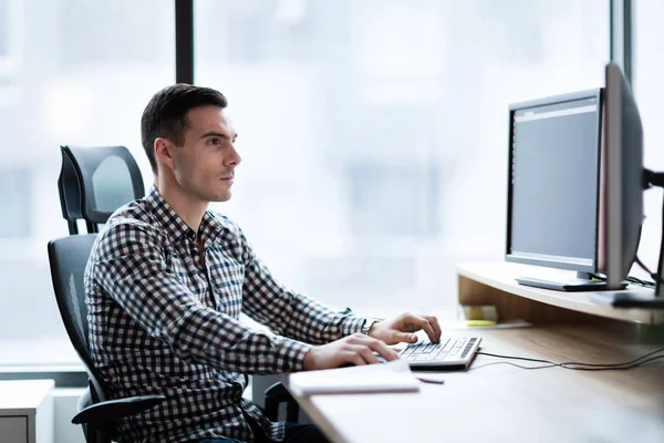 Portrait Jeune Homme Affaires Séduisant Travaillant Sur Ordinateur Bureau — Photo