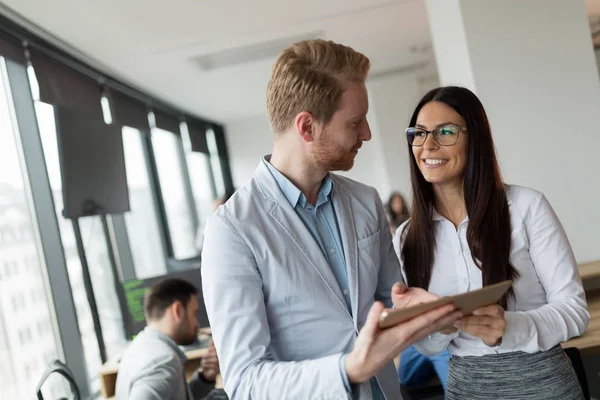 Business par använda surfplatta — Stockfoto