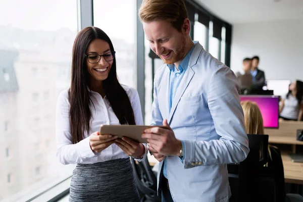 Business par använda surfplatta — Stockfoto