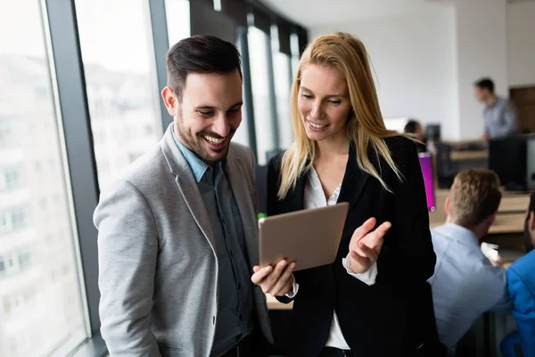 Pareja de negocios utilizando la tableta en su empresa — Foto de Stock