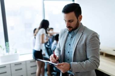  ofiste çalışan mutlu iş