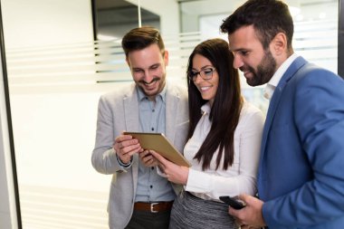 İşadamları ve işkadını tablet kullanma