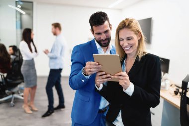  iş çift kendi şirketindeki tablet kullanma