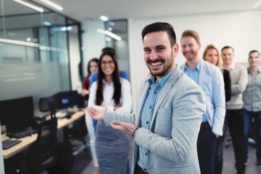 ofiste genç bakış açısı iş adamları