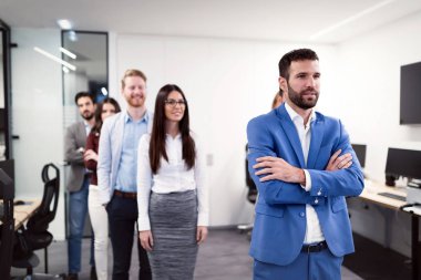 ofiste genç bakış açısı iş adamları