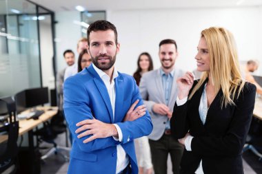 ofiste genç bakış açısı iş adamları