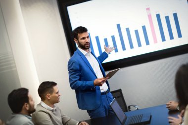 Konferans salonundaki seminere katılan işadamları resmini