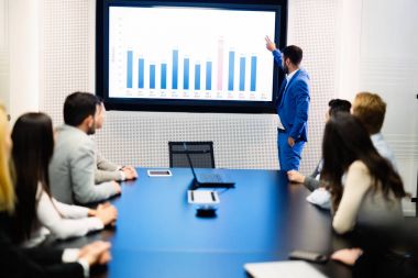 Konferans salonundaki seminere katılan işadamları resmini