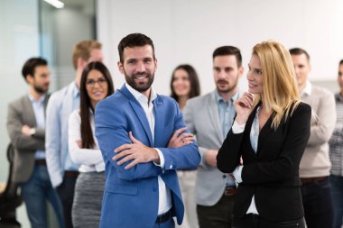 ofiste genç bakış açısı iş adamları