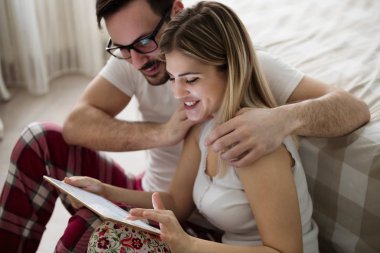 Çift dijital tablet kullanarak aşık