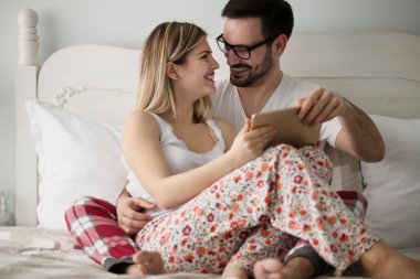 Çift dijital tablet kullanarak aşık