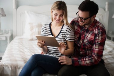 Çift dijital tablet kullanarak aşık