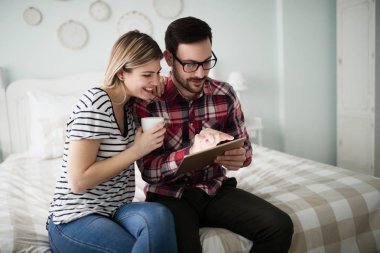 Çift dijital tablet kullanarak aşık