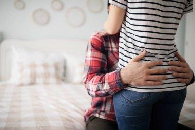  Yatak odasında kucaklaşan çift.