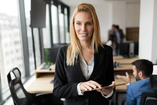 Donna d'affari di successo in possesso di tablet digitale — Foto Stock