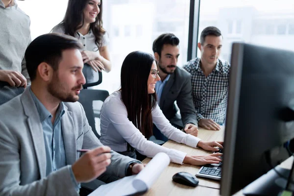 Colaboradores de negocios trabajando en proyecto — Foto de Stock