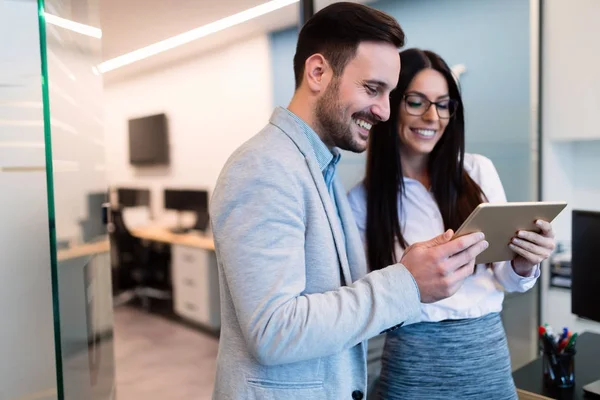 Pareja usando la tableta en su empresa — Foto de Stock