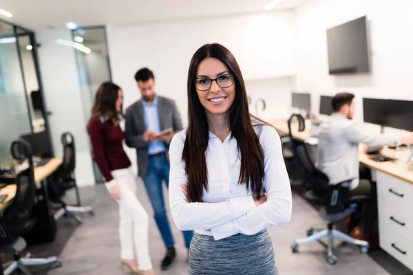 Jonge zakenvrouw poseren in office — Stockfoto
