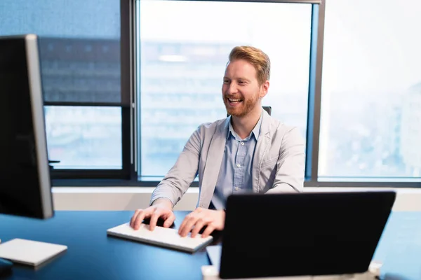 Heureuse entreprise travaillant dans le bureau — Photo