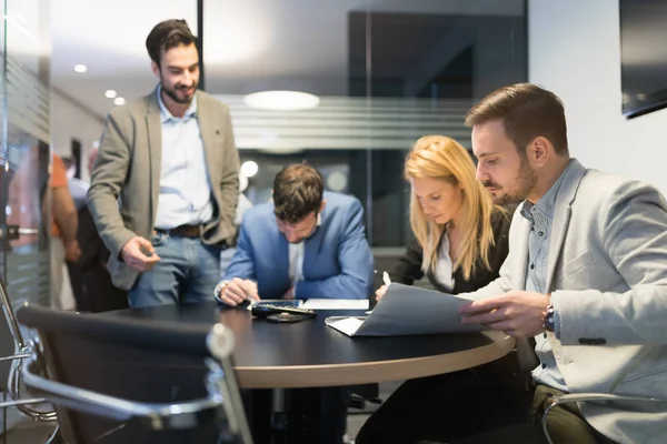 Jóvenes empresarios que trabajan en el ordenador — Foto de Stock