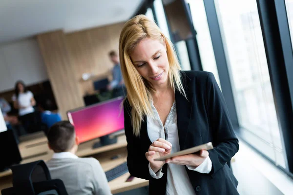 Affärskvinna med digital tablett — Stockfoto