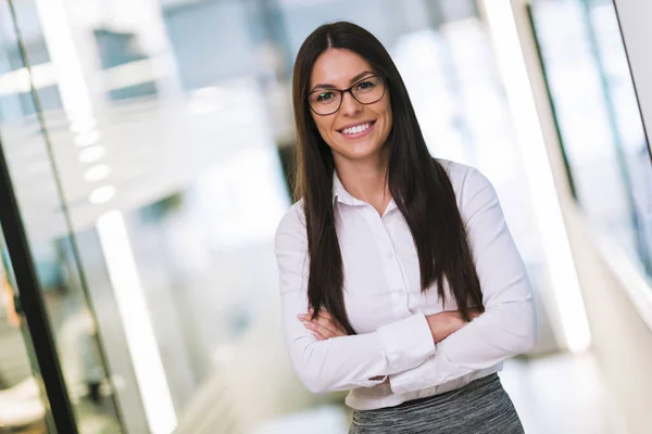 Zakenvrouw poseren in office — Stockfoto