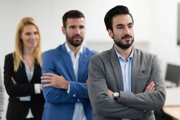 Junge Geschäftsleute mit Perspektive im Amt — Stockfoto