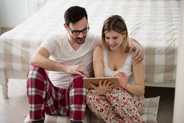 Pár v lásce pomocí digitálních tabletu — Stock fotografie