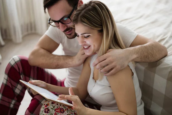 Ζευγάρι στην αγάπη χρησιμοποιώντας ψηφιακό tablet — Φωτογραφία Αρχείου