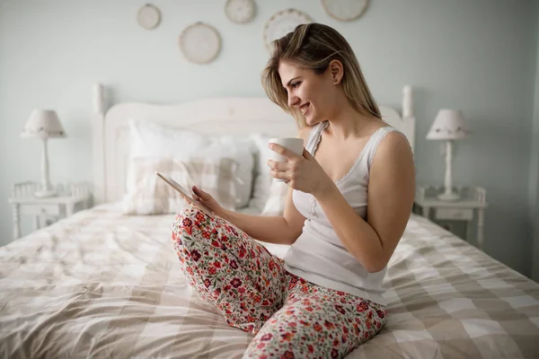 Mulher usando tablet no quarto — Fotografia de Stock