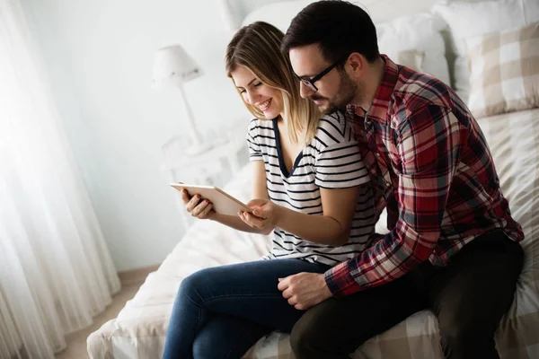 Couple amoureux en utilisant une tablette numérique — Photo