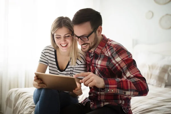 Pareja enamorada usando tableta digital — Foto de Stock