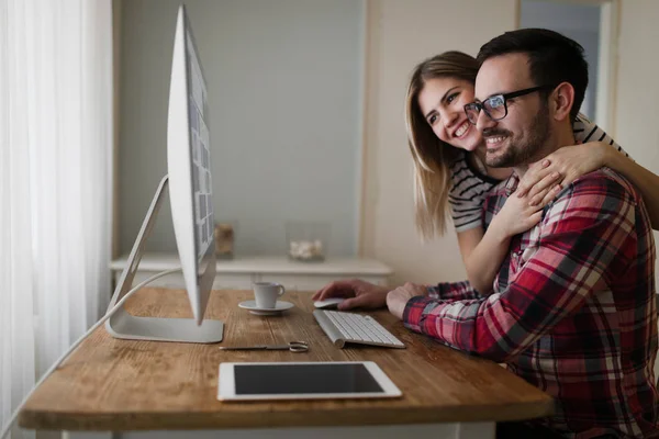 Mujer y aman haciendo trabajo de diseño — Foto de Stock