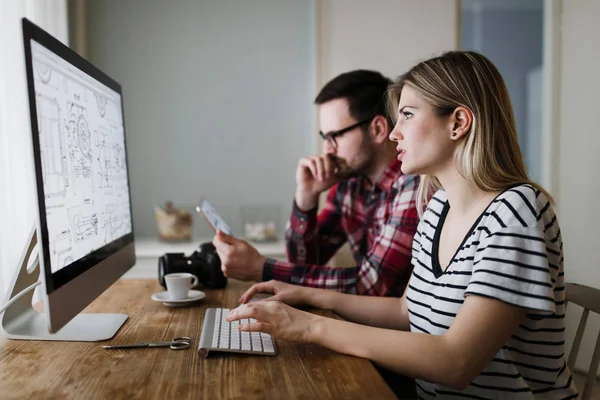 Mulher e aman fazendo trabalho de design — Fotografia de Stock