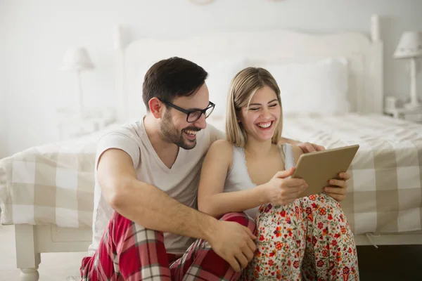 Par i kärlek med hjälp av digitala tablett — Stockfoto