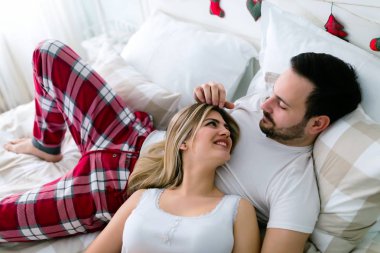 Çift yatakta romantik vakit geçiriyor