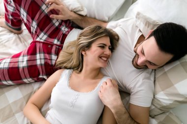 Çift yatakta romantik vakit geçiriyor