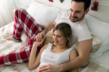 Çift yatakta romantik vakit geçiriyor