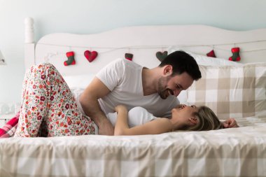 Çift yatakta romantik vakit geçiriyor