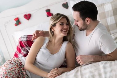 Çift yatakta romantik vakit geçiriyor