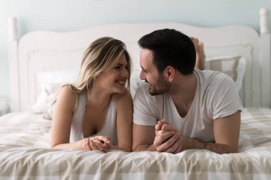 Çift yatakta romantik vakit geçiriyor