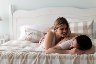 Çift yatakta romantik vakit geçiriyor