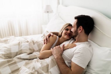 Çift yatakta romantik vakit geçiriyor