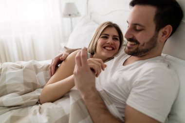 Çift yatakta romantik vakit geçiriyor