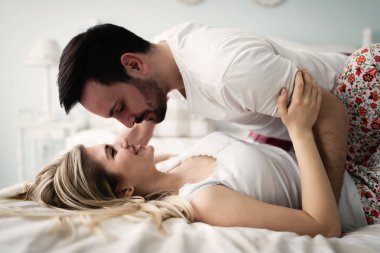 Çift yatakta romantik vakit geçiriyor