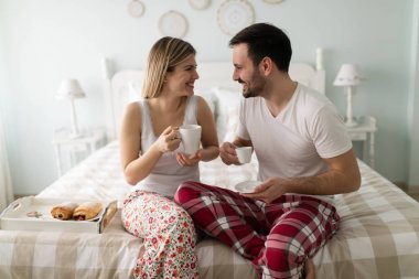 Genç çift sabah birlikte harcama