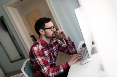 Projede çalışan genç yakışıklı Tasarımcısı