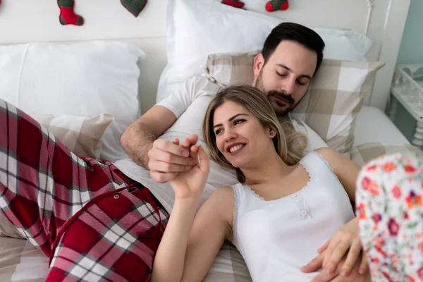 Çift yatakta romantik vakit geçiriyor — Stok fotoğraf